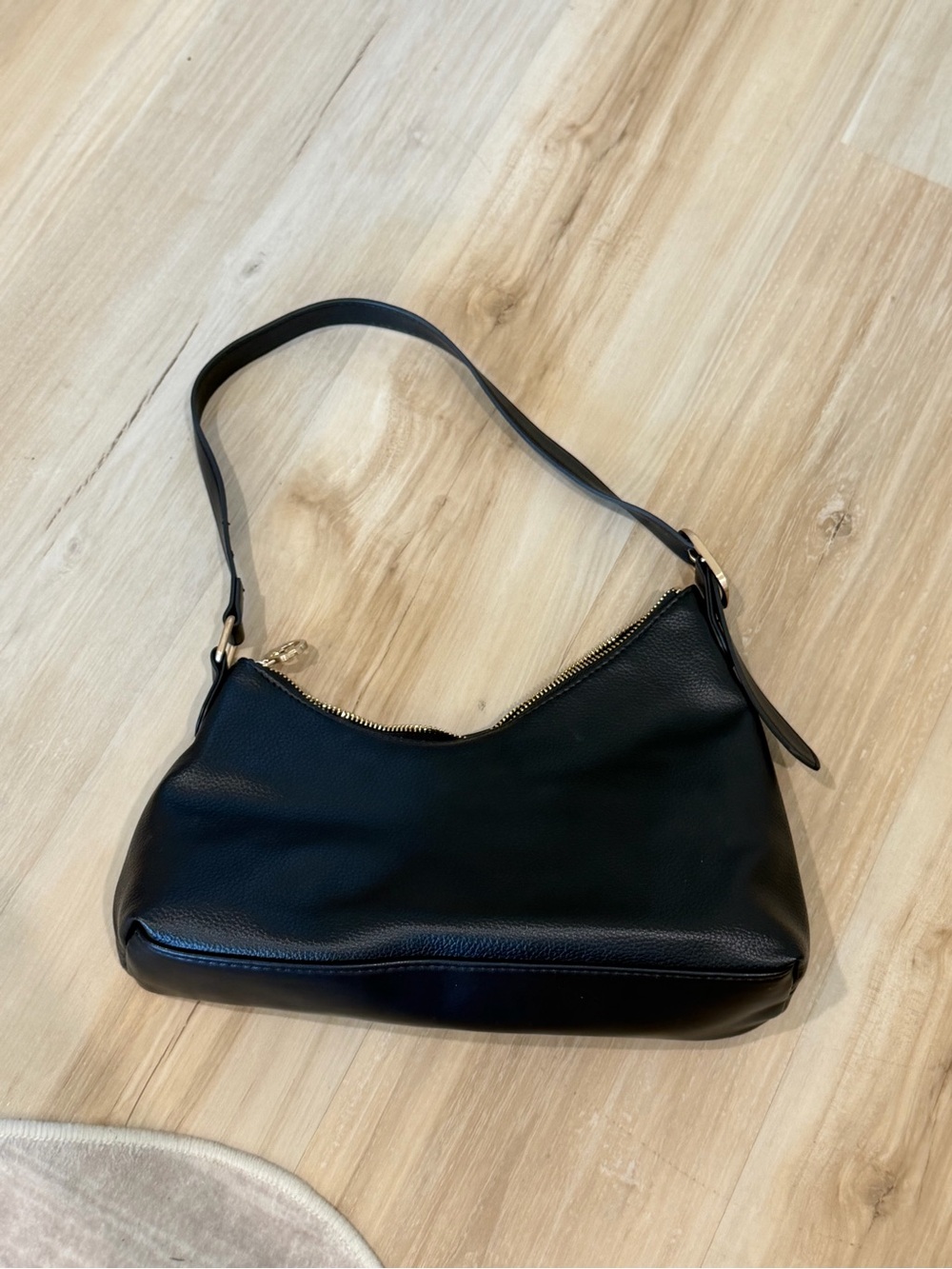 Classic Black Leather Shoulder Bag - Sleek Everyday Style